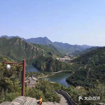 北京的夏天空气炎热干燥，少有遮蔽，给游客推荐几个避暑