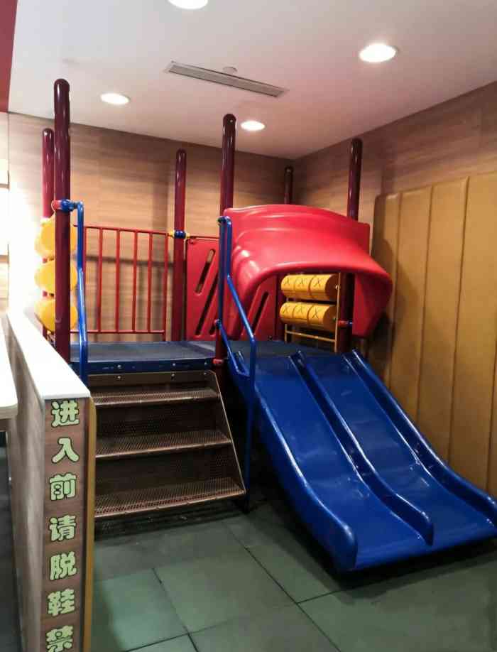 麦当劳(人民商场餐厅)-"这边就来过一次,是去五楼看电影时,从这里.