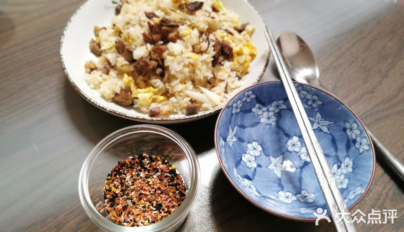 最后撒上日本炒饭调味粉，类似七味粉，完美！