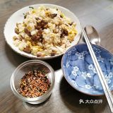最后撒上日本炒饭调味粉，类似七味粉，完美！