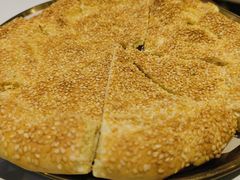刚出炉的烤馕-谷丽麦馕新疆菜·清真(步步高梅溪新天地店)