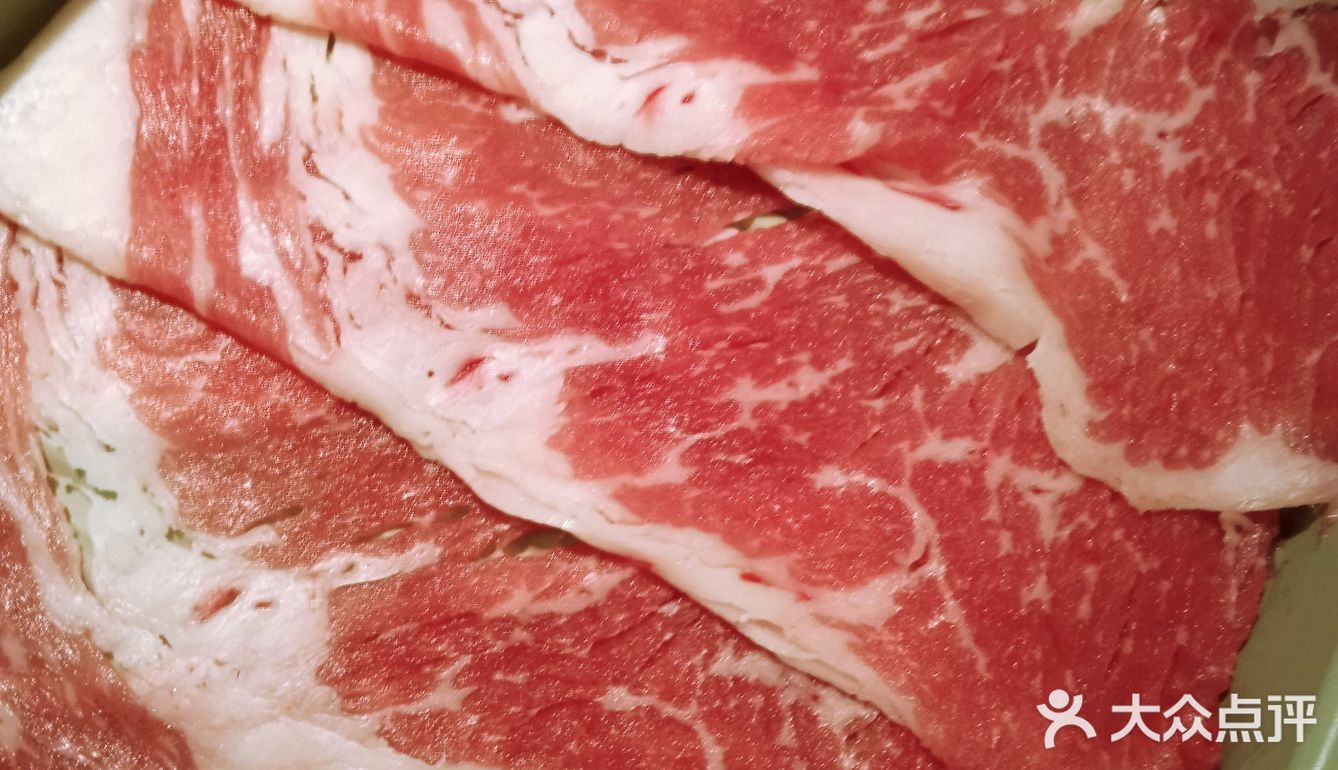 一家低调的涮涮锅，进门服务人员点餐都是半跪式服务