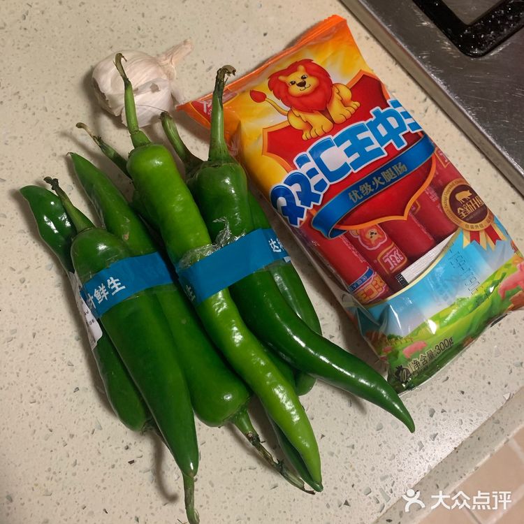 步骤:1.火腿肠切片,辣椒切斜片,大蒜切碎