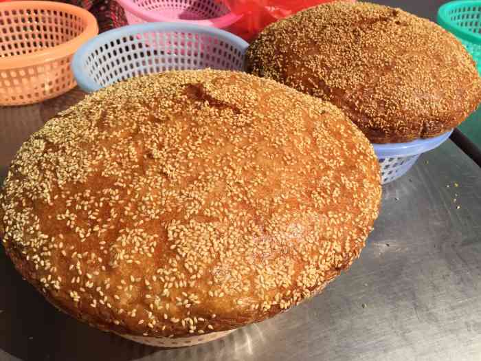 支前烧饼店-"这家的饼很大,但是不是我们平时吃的烧饼,.