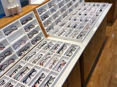 -MiRi眼镜连锁·蔡司·尼康控优点合作店(莘庄店)