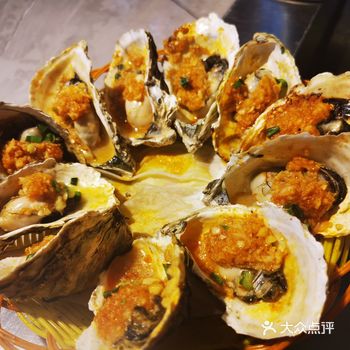 这里的烤猪脚很好吃，入味