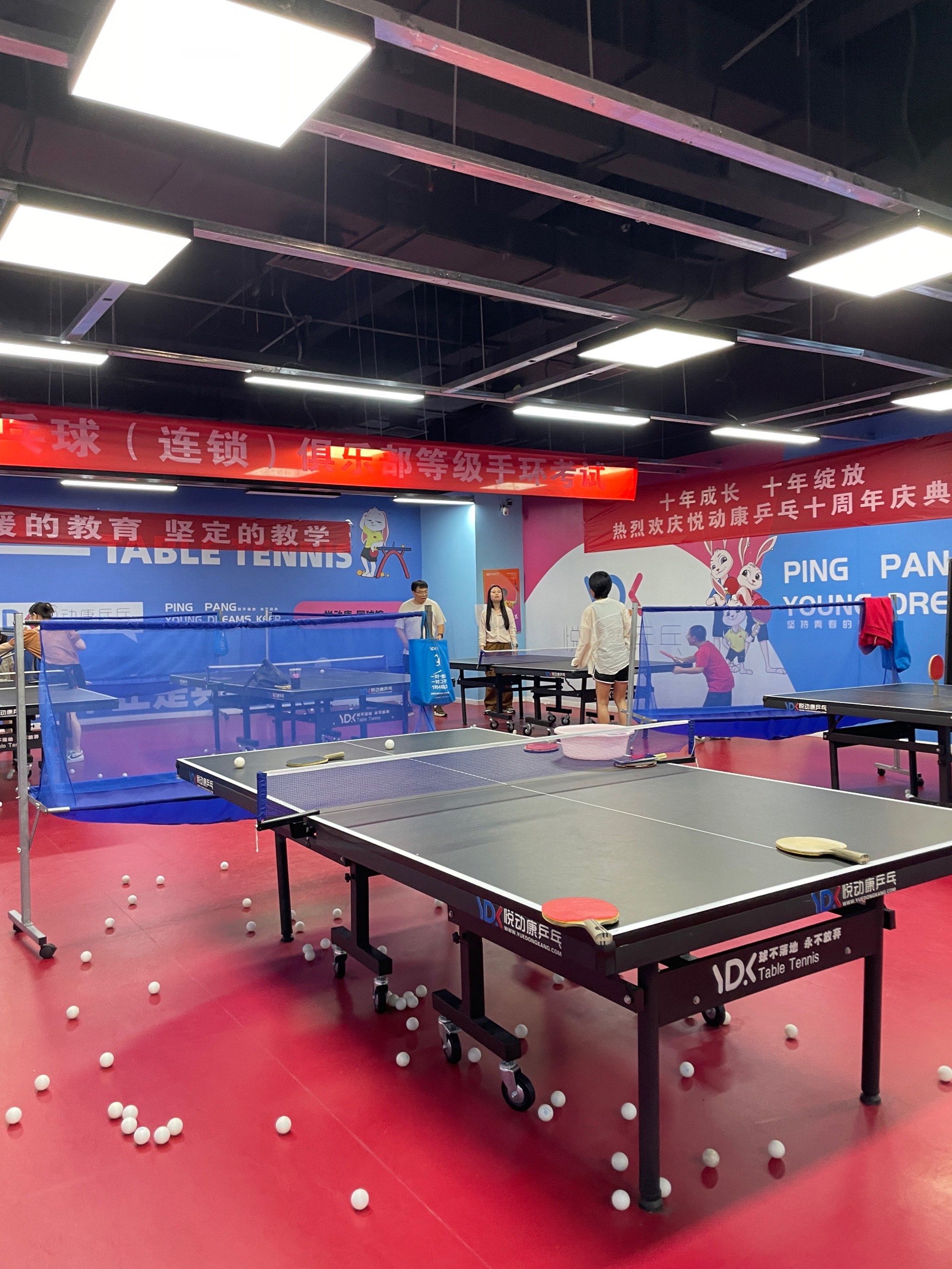 乒乓球教学 
店里一共有五个桌子,虽然店里不是特别的大面积球馆