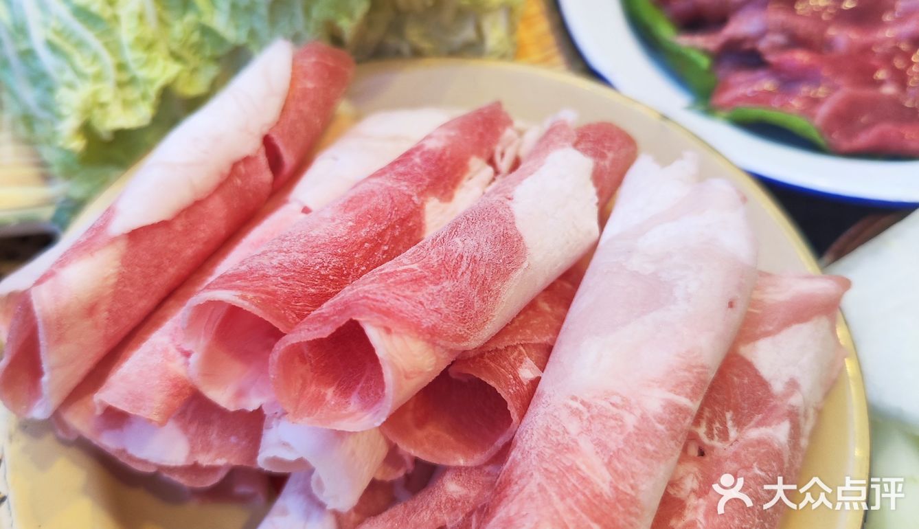 藏于幽深小巷的火锅店，其招牌菜令人难以忘怀。嫩牛肉