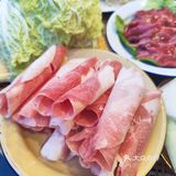 藏于幽深小巷的火锅店，其招牌菜令人难以忘怀。嫩牛肉