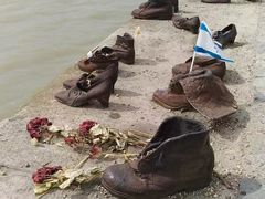 -多瑙河畔鞋履雕塑