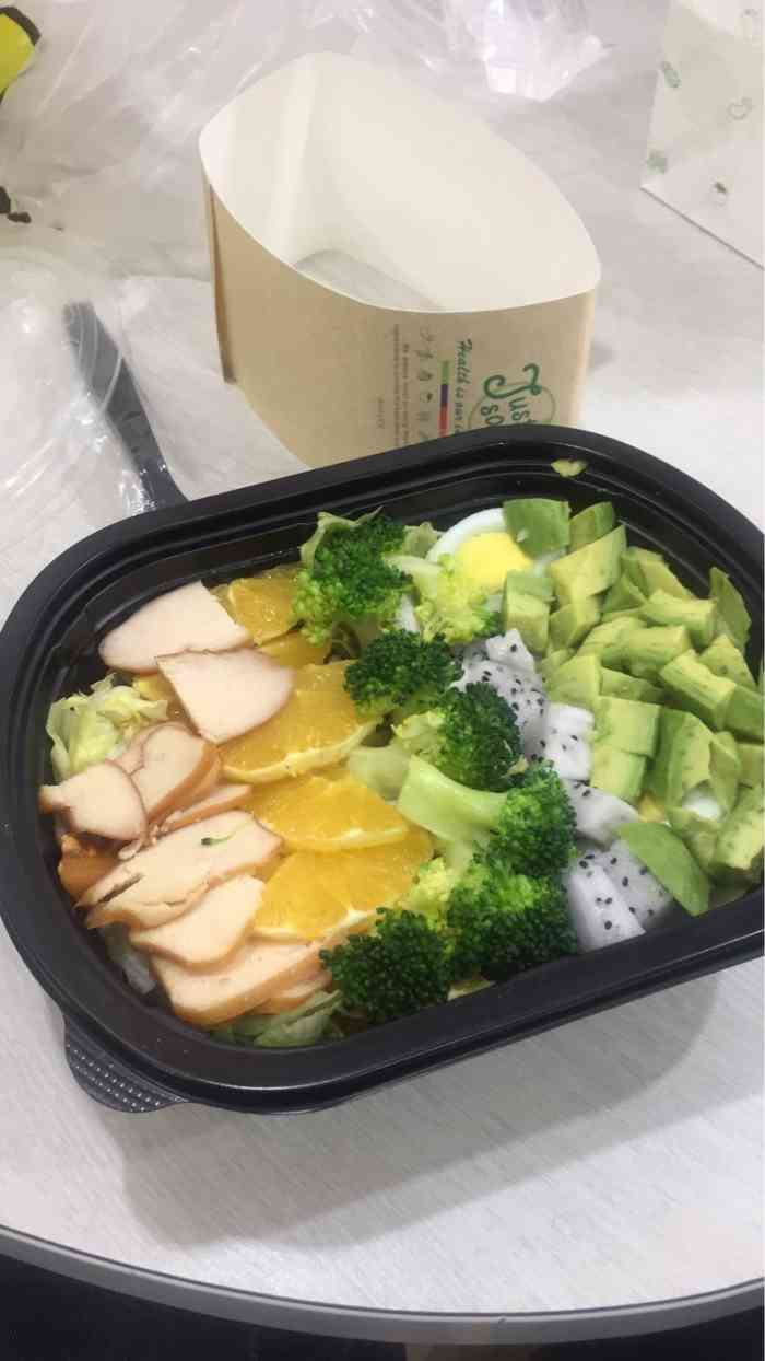 叫过外卖蔬菜很新鲜种类丰富色彩鲜艳大夏天吃非常有胃口沙拉的味道也
