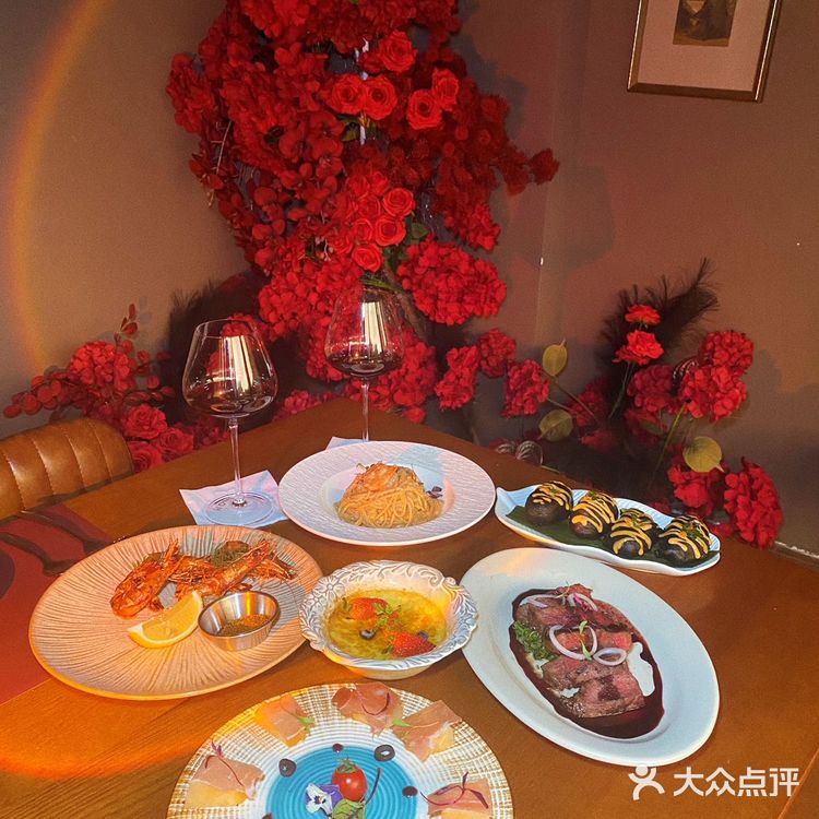 不是，这么漂亮的玫瑰花海餐厅到底谁在吃饭❗️ 