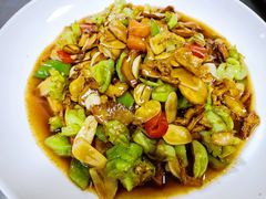 青椒炒牛肝菌-老滇山寨•云南特色菜•地方菜•民族风情歌舞表演(金碧店)