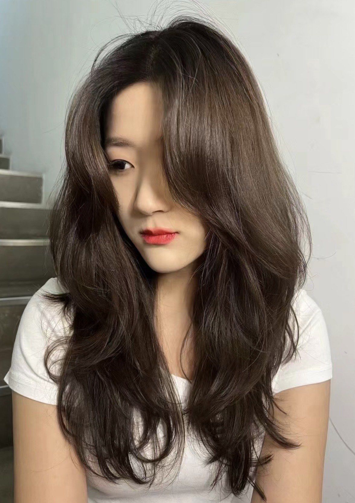 栗棕色是发色是会让人觉得很温柔的发色,
在室内呈现的是深棕色,
