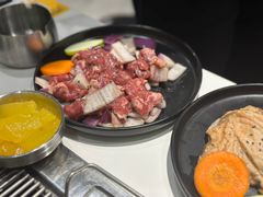 -山野的朋友露营炭火烤肉