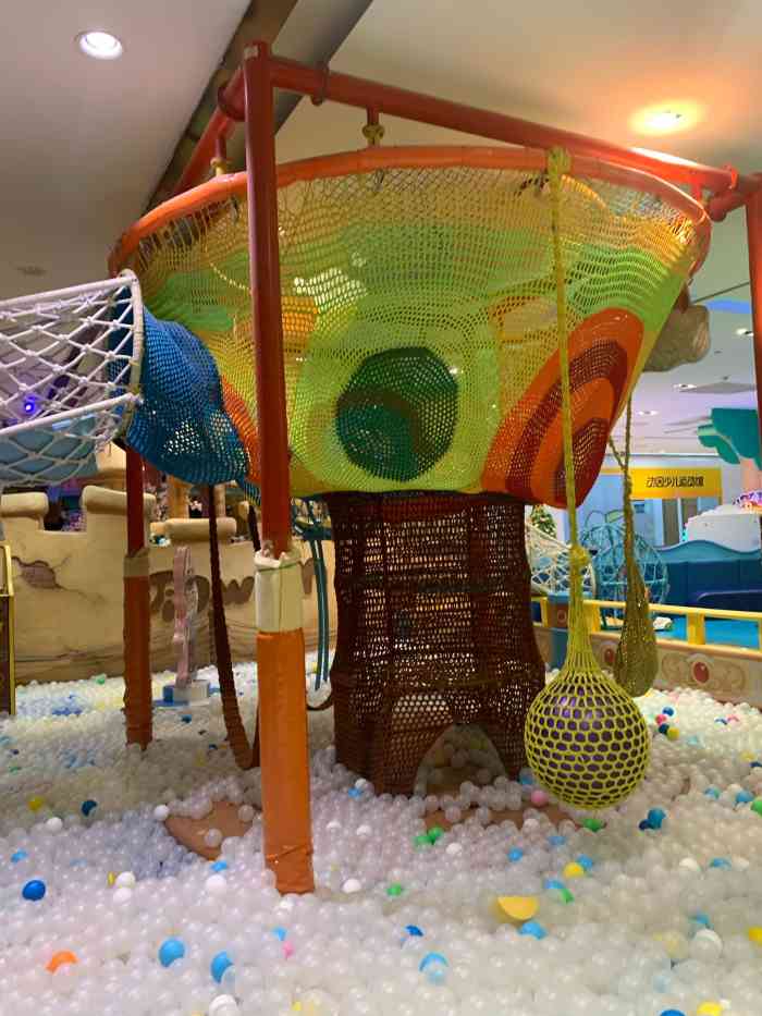 嘉文梦幻王国儿童乐园-"很新的一家店,人特别少,工作人员都超好.