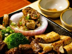 铁板黑椒雪花牛里脊配黄油煎时蔬-鳗鱼家·深夜食堂(军博店)