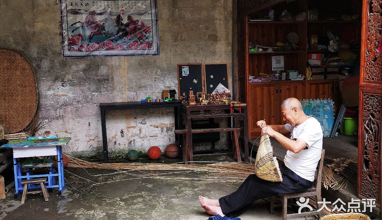 私塾旁边就是大家族的厨房，灶台就好几个