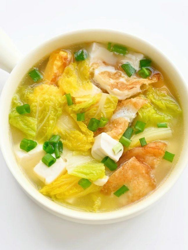 白菜清甜,豆腐吸饱汤汁,变得鲜香十足.做法超简单,食材下锅炖煮
