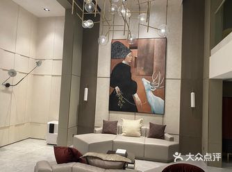 简洁、大方是映入眼帘的第一印象，现代的经典家具、美丽