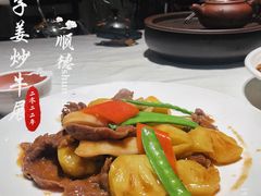 菠萝子姜炒牛展-味可道美食坊(福基路店)