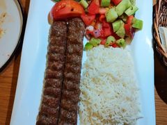 阿达纳烤肉配米饭和牧羊人沙拉-土耳其妈妈