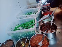 配料台。挺丰富的。-文山荷鲜居(翠湖店)