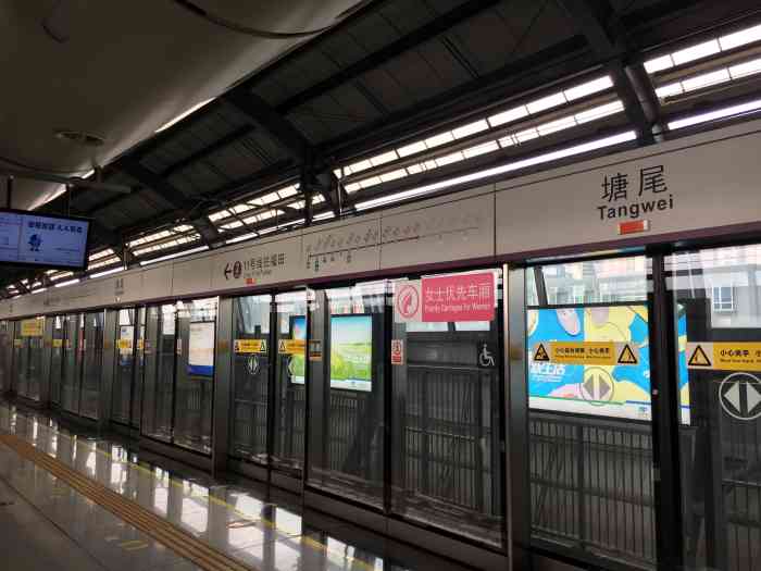 塘尾(地铁站)-"塘尾地铁站,是我这次路过站,人不是特别多.