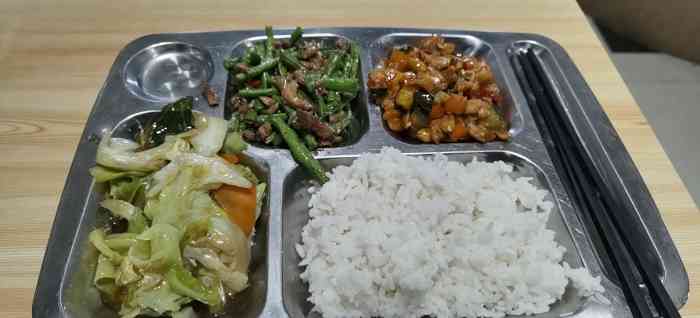 麻辣烫和香锅都值得尝试,但最常去的无疑还是饭菜窗口,感觉二食堂的