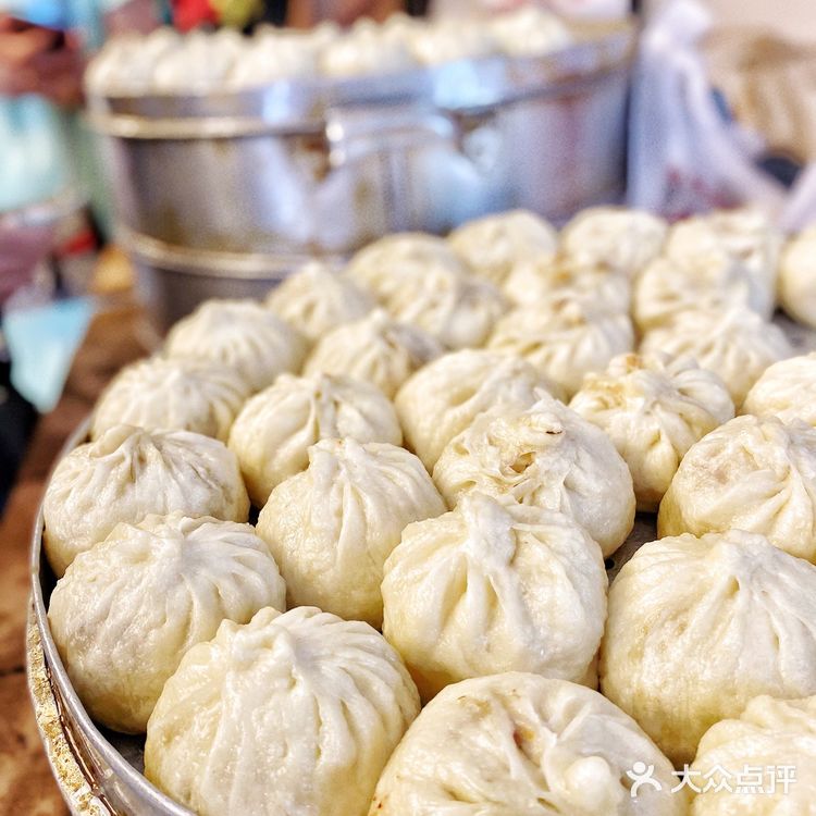 本地人排队打包买,一个就3两的肉馅大包