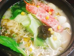 肥牛米线-灵芝妹子海鲜米线(香炉礁山姆店)