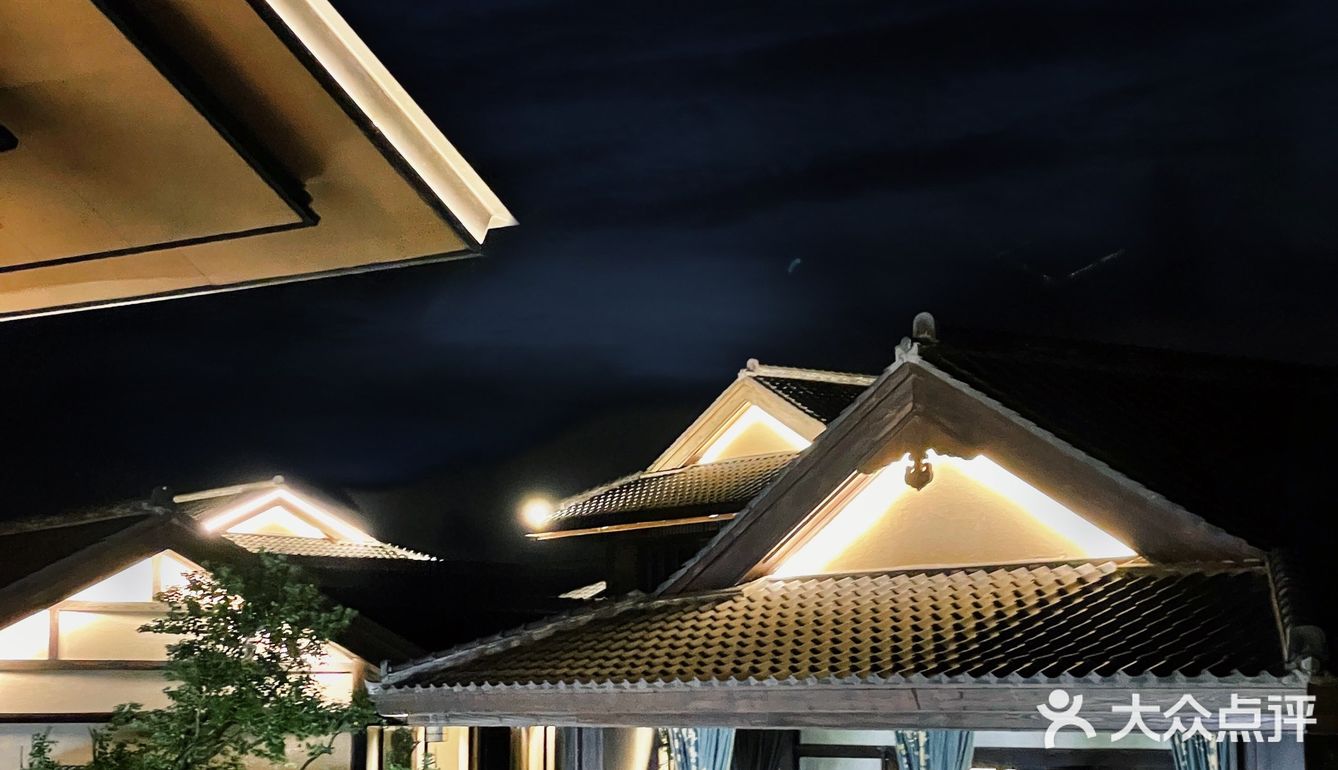 这里是青岛｜初秋夜晚的古唐小镇如同仙境🏯