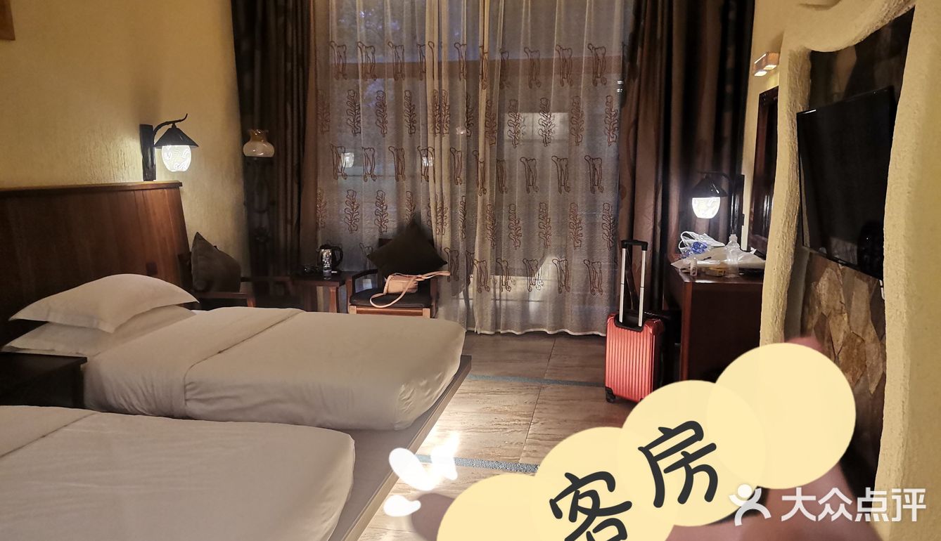 温泉项目：老少皆宜，露天温泉，有红酒浴