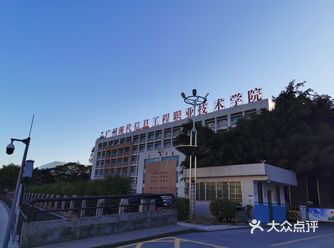 孩子考试时，家长就坐在食堂等候，井然有序