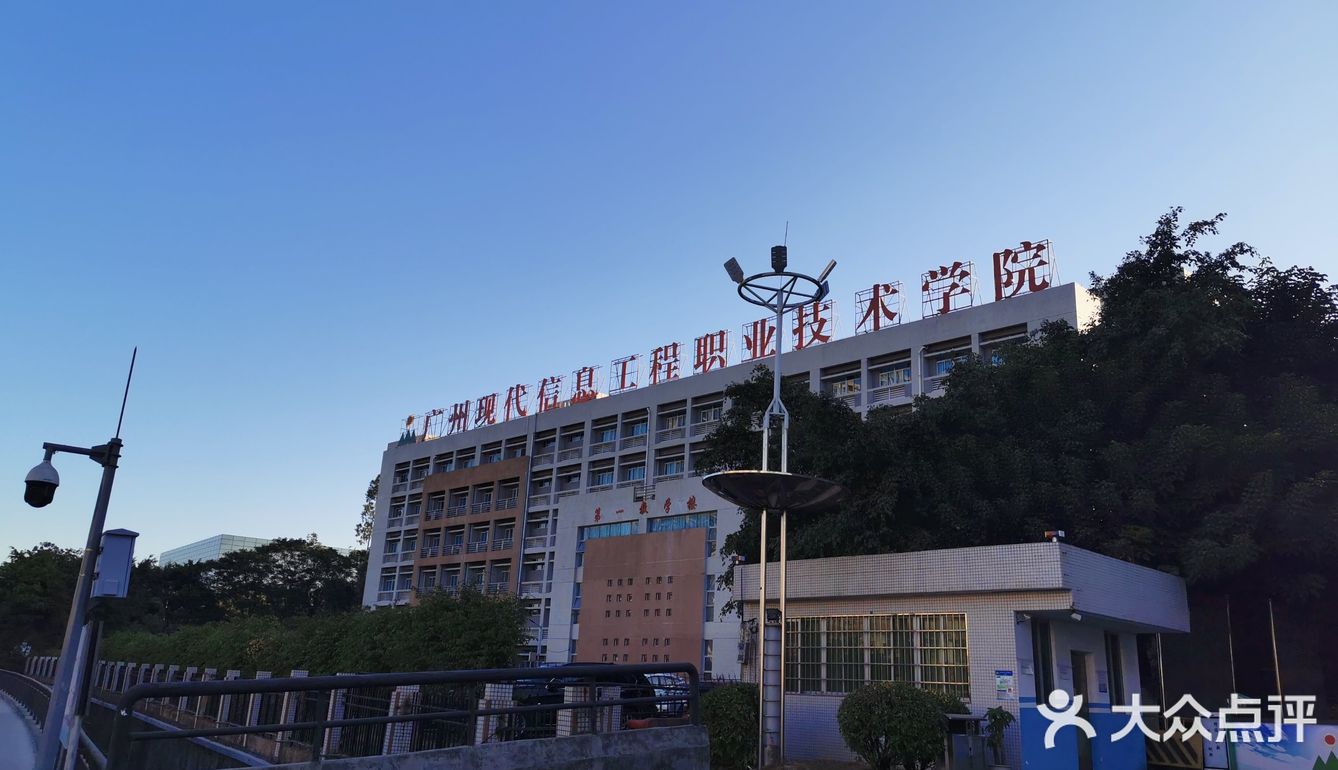 孩子考试时，家长就坐在食堂等候，井然有序