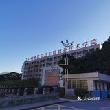 孩子考试时，家长就坐在食堂等候，井然有序