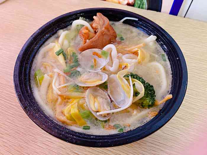 老思北酸笋面-"在酒店附近的一家店 来沙坡尾闲逛发现的一.