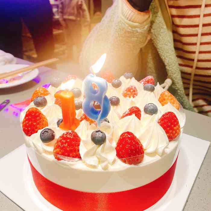 法贝滋面包(建筑路店)-"现在法贝滋在窗口展示的蛋糕是越来越好看了.