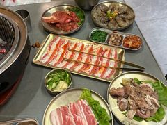 -围炉肉舍•炭烤活鳗•丹东海鲜烤肉(步行街店)