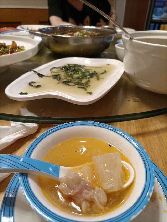 巴蜀味苑(均隆街店)-"一进店老板就吼人,服务态度超级烂. 价格.