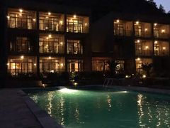 泳池夜色-看见远方·莫干遥远的山民宿