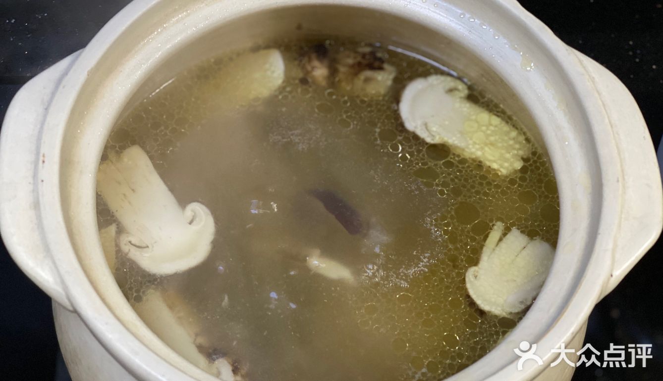 松茸炖鸡汤，鸡加松茸，几片姜和三个红枣，无比鲜甜