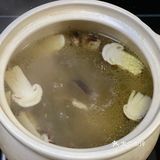 松茸炖鸡汤，鸡加松茸，几片姜和三个红枣，无比鲜甜