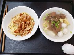 -松树干拌面店