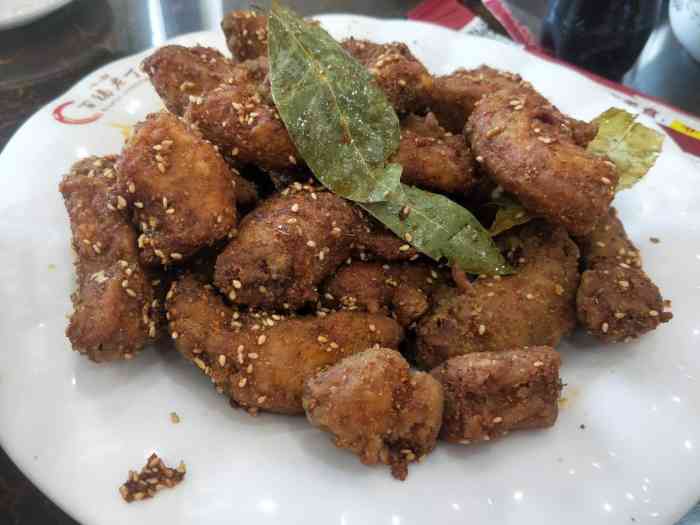 回老家这边检查,所以就过来吃了,他家是老店了,老式麻辣烫,和香叶鸡脖