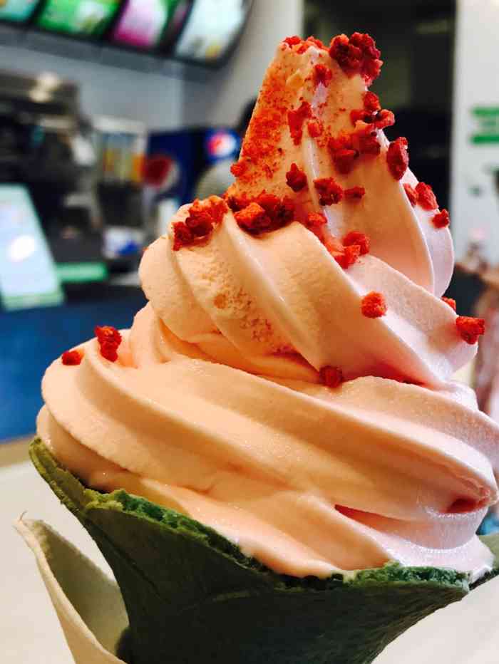 打分 德克士草莓冰激凌,甜蜜丝滑,颜值够高,拍的可还行!