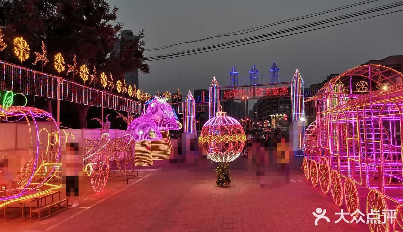 城市中的小确幸 "城堡"灯光夜市