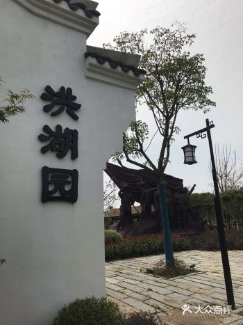 有脚踏车、电瓶车，隔一段就有休息的椅子