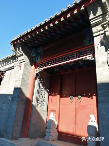 什刹海新街口链接的小胡同蓝天下更美