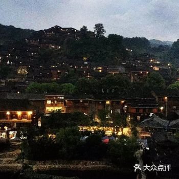 西江千户苗寨是目前中国乃至全世界最大的一个苗族村寨